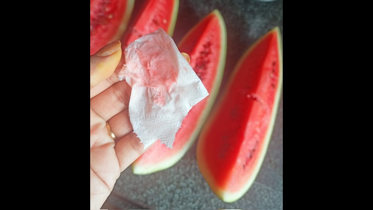 https://salarnews.in/public/uploads/images/newsimages/maannewsimage30052024_000951_Watermelon with adulteration after the wipe test by done @acharjee_roy was posted in X (1).jpeg